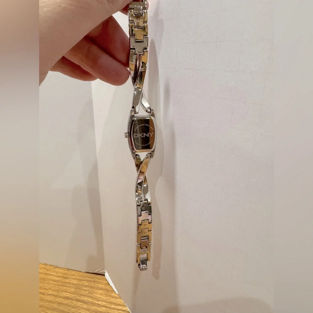 Vintage Fossil Silver Women's Watch with hologram type watch face
